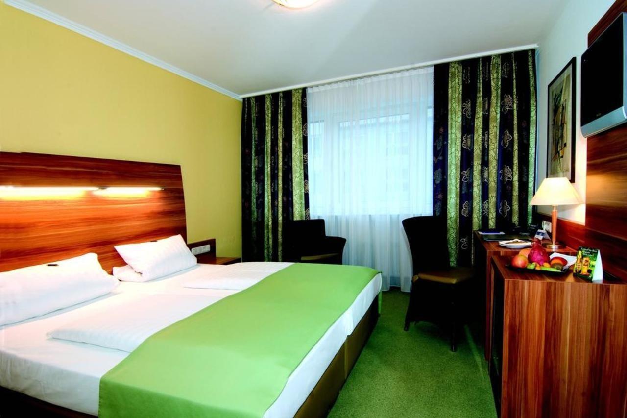 Wallis Hotel 3*